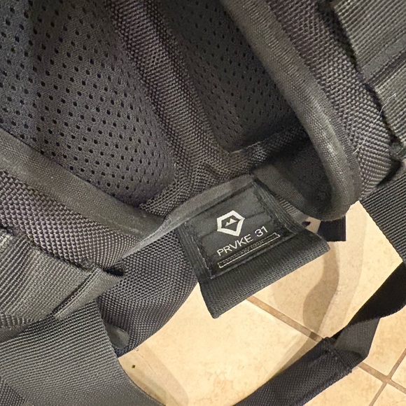 WANDRD PRVKE 31 Camera Backpack – Waterproof Black, Camera Cube Included - Picture 10 of 12